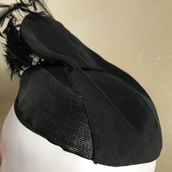 SPLENDID 1930s\' BLACK FABRIC & STRAW TOQUE WITH A FEATHER \